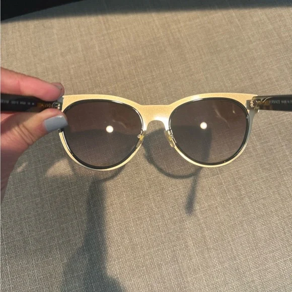 Versace Sunglasses Model 2198 See All Pics Left Side Needs To Be Tightened - Picture 7 of 10